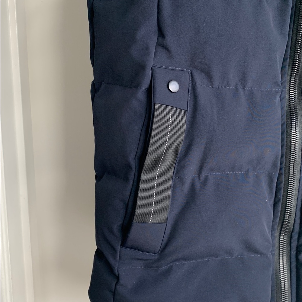 Women’s Navy Puffer Vest – Lightweight & Stylish Size XL - Picture 3 of 5